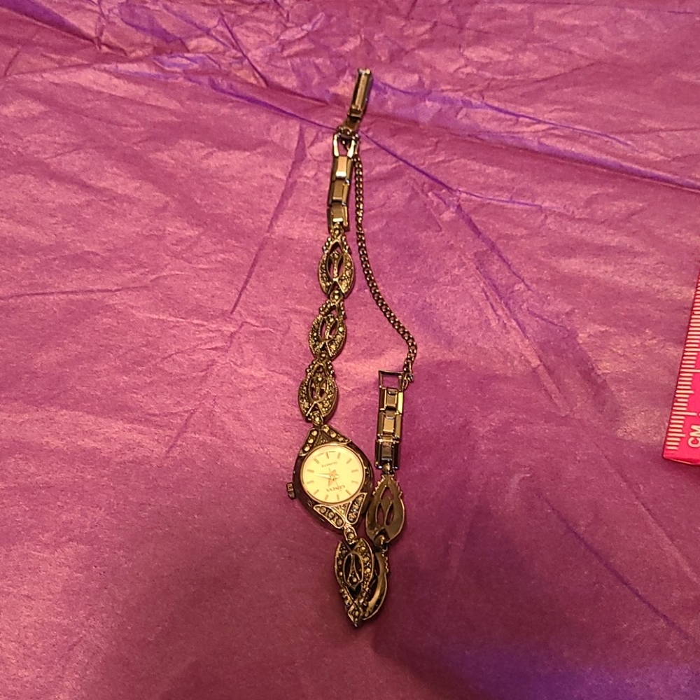 Watch bracelet with chain saver